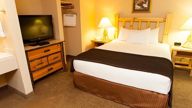 The king bed in the Grand Bear Suite